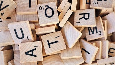 Een stapel houten letters