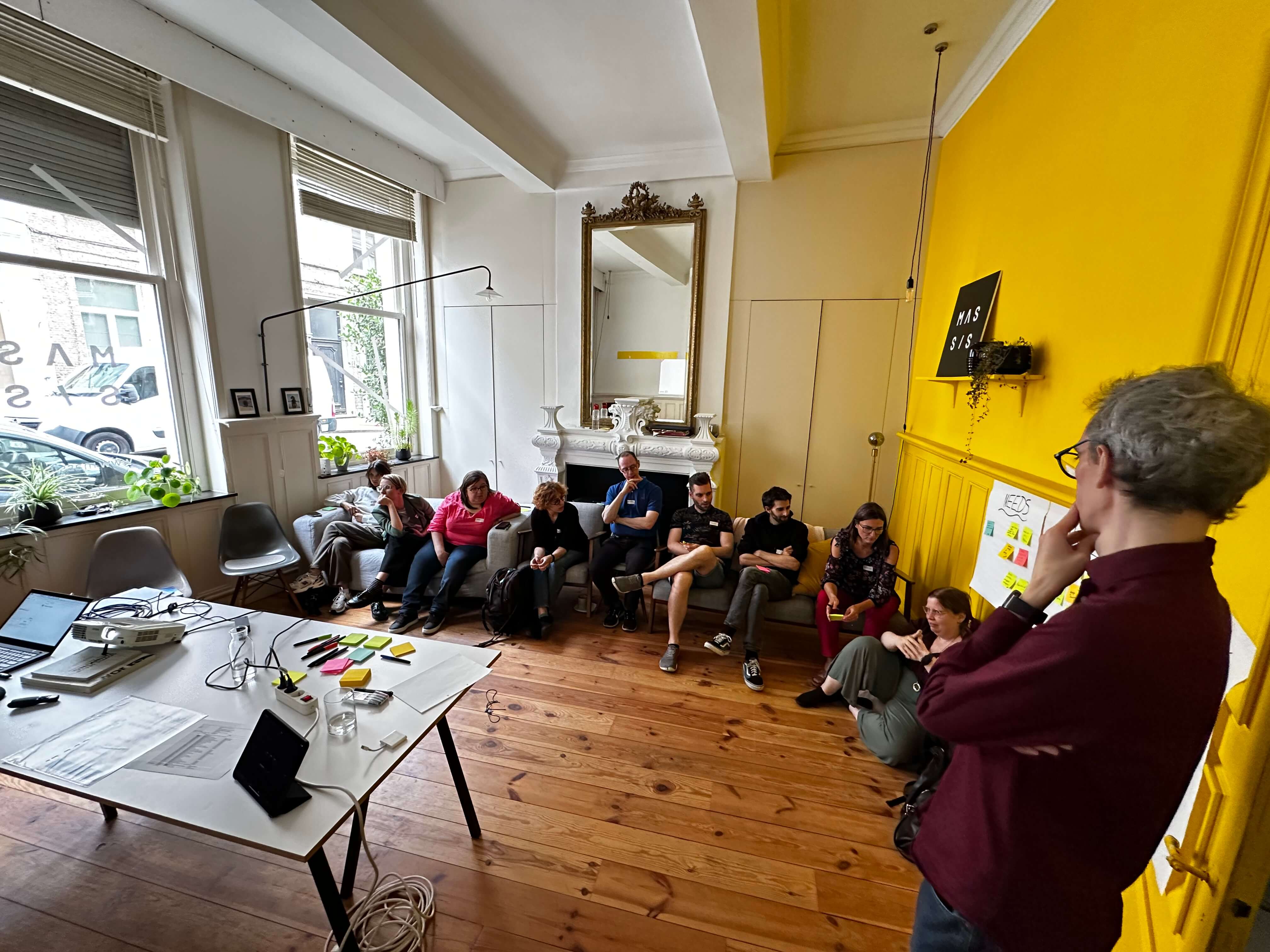 L'équipe de Eleven Ways assise sur des canapés et discutant pendant l'atelier avec Bjièn